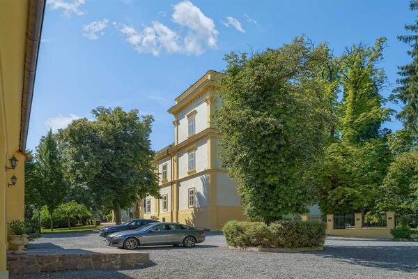 Areál zámku Úmonín