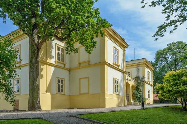 Areál zámku Úmonín