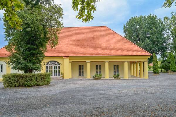 Areál zámku Úmonín