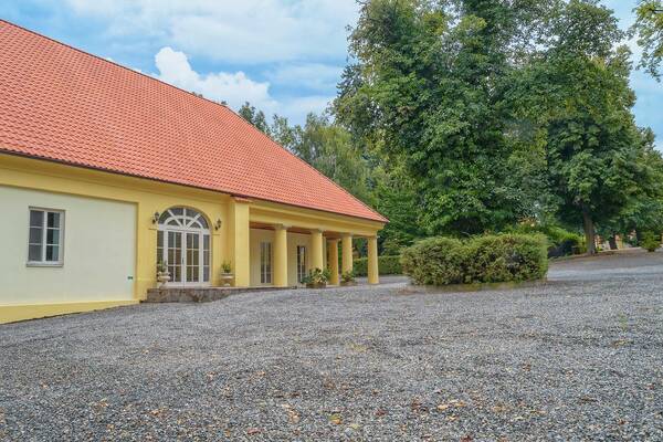 Areál zámku Úmonín