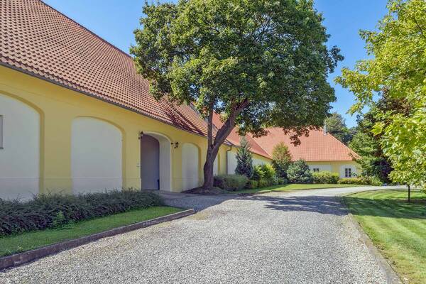 Areál zámku Úmonín