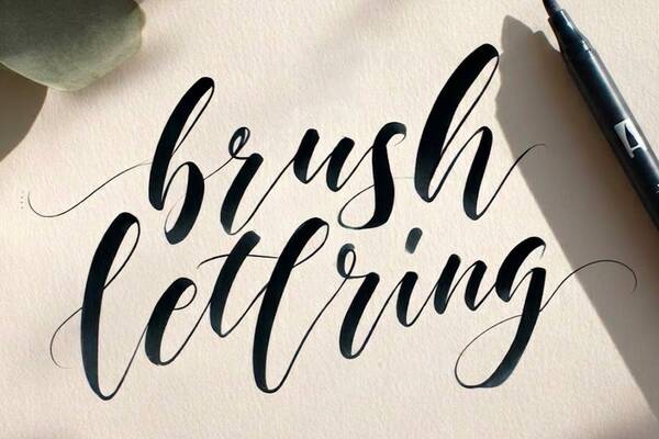 Lettering a moderní kaligrafie jako teambuilding